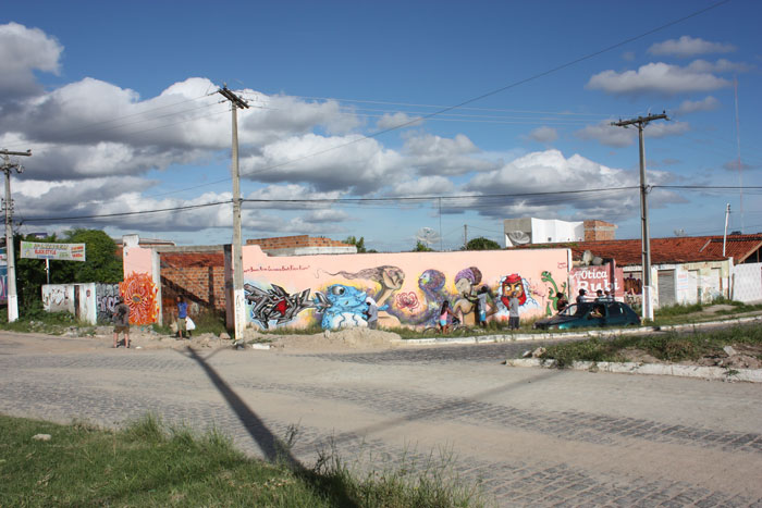 Painel na entrada do bairro de Cidade Nova, assinado por (esq pra dir) Pawsant, Lee27, Bigod, Afro, Sank25, Boob, Kabeça e Kuza