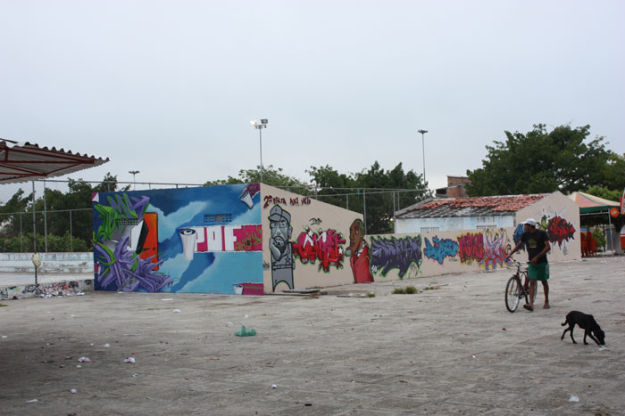 Painel na praça principal do bairro: (esd pra dir) Vespa (SP), Sank25, With, Opreto, Dhid, Orakulo, Dilan, Marli, Ásia, Graf, Fumax e Nikol