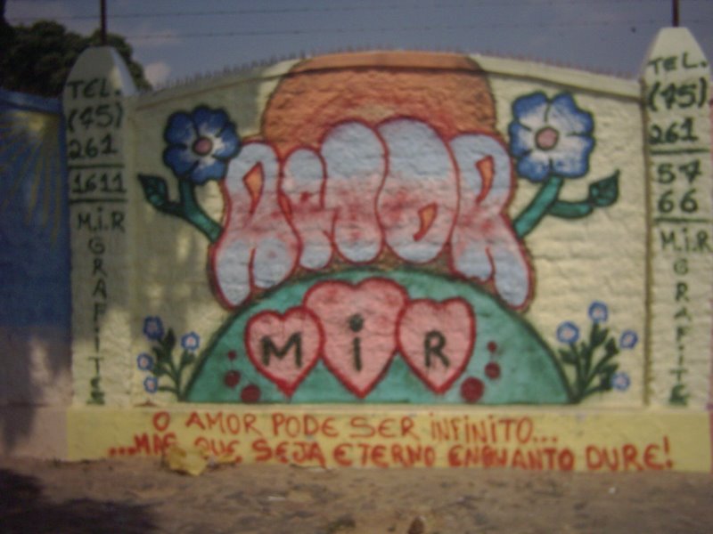 Ação inusitada: grafites no muro do Cemitério Paroquial da cidade 